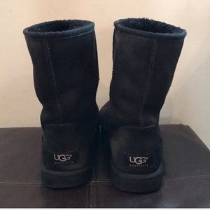 Black short UGGS